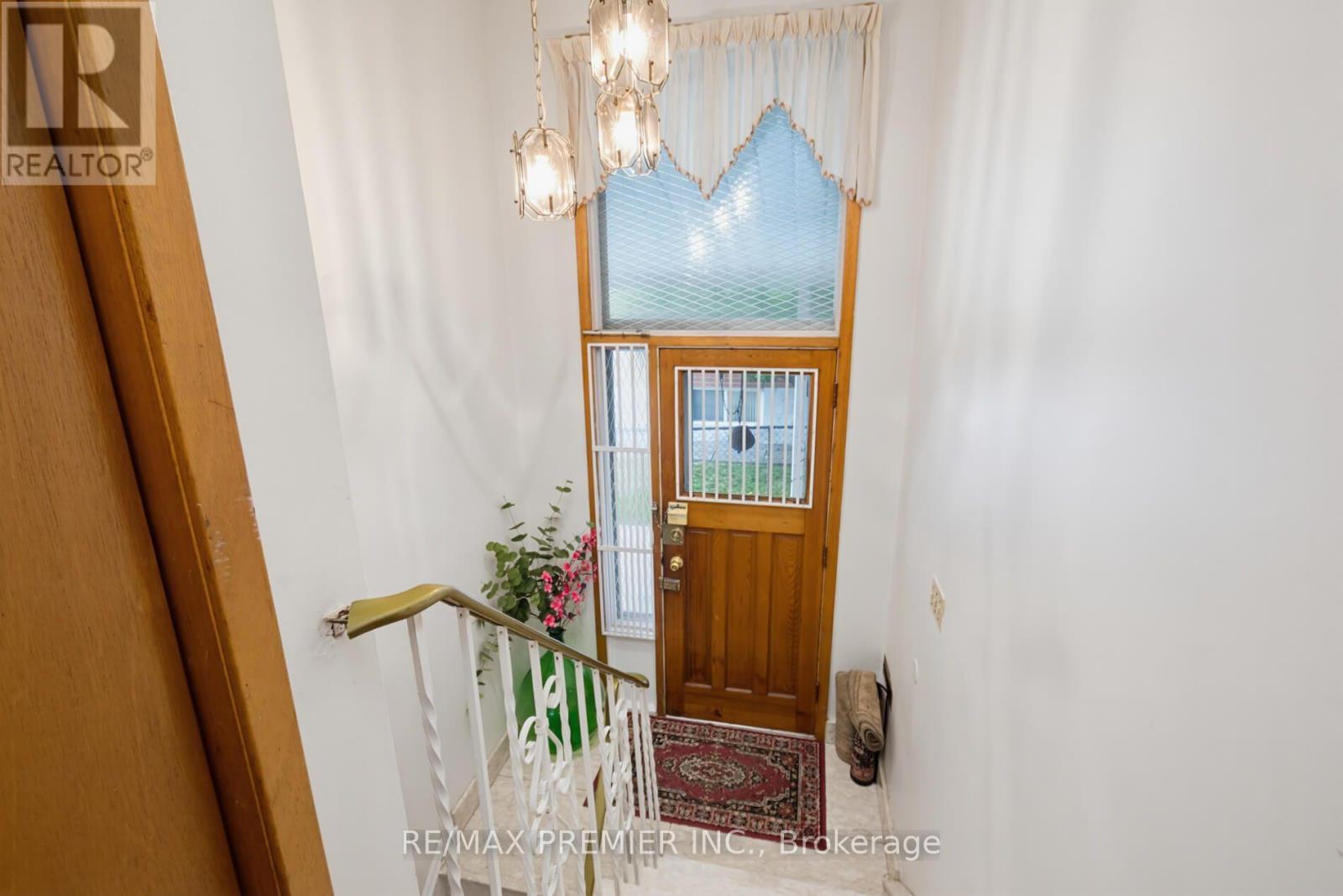 27 Whitfield Avenue, Toronto, Ontario  M9L 1G2 - Photo 14 - W13709936