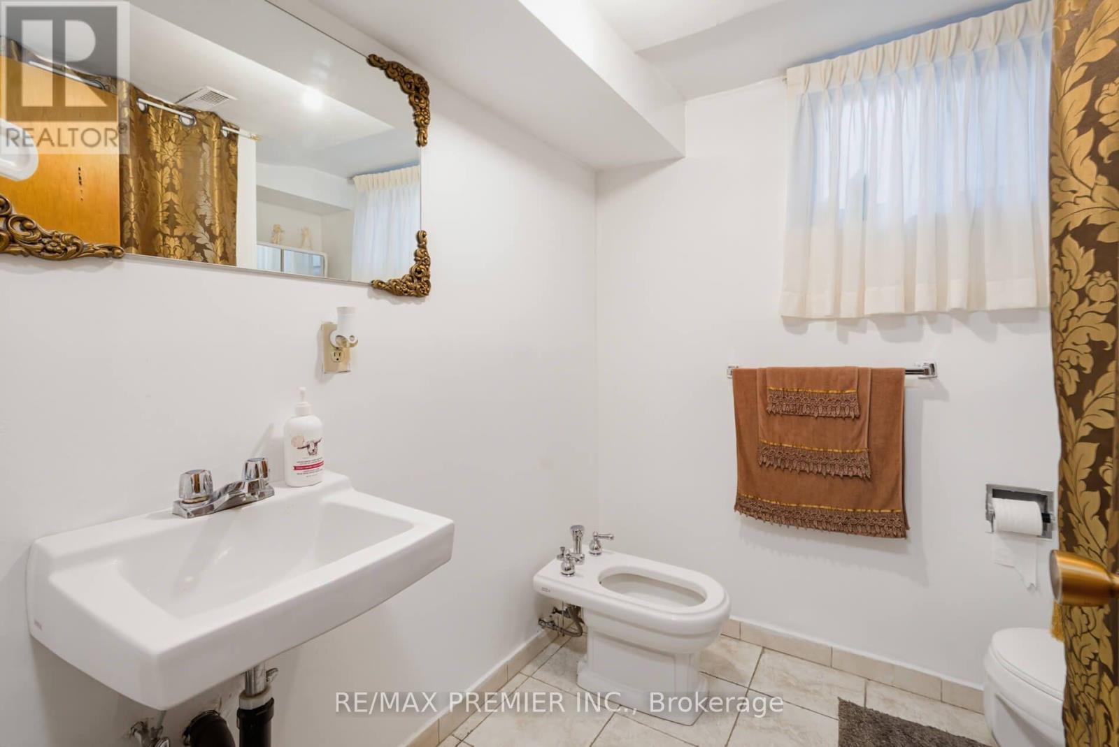27 Whitfield Avenue, Toronto, Ontario  M9L 1G2 - Photo 19 - W13709936