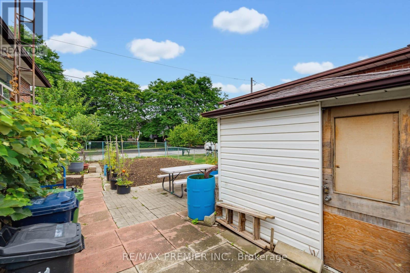 27 Whitfield Avenue, Toronto, Ontario  M9L 1G2 - Photo 21 - W13709936