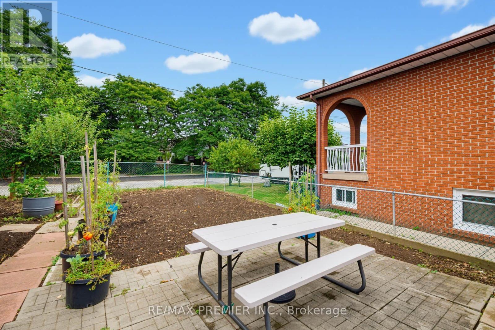 27 Whitfield Avenue, Toronto, Ontario  M9L 1G2 - Photo 22 - W13709936