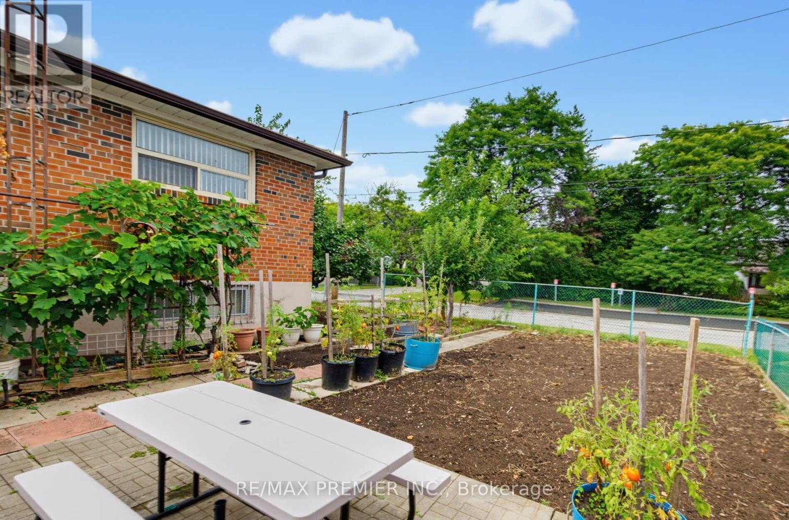27 Whitfield Avenue, Toronto, Ontario  M9L 1G2 - Photo 24 - W13709936