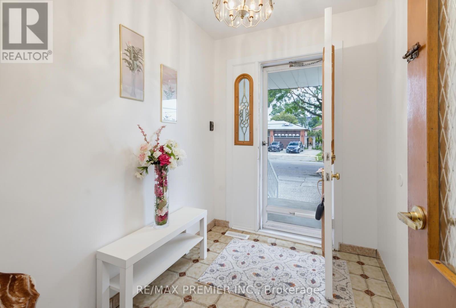 27 Whitfield Avenue, Toronto, Ontario  M9L 1G2 - Photo 3 - W13709936