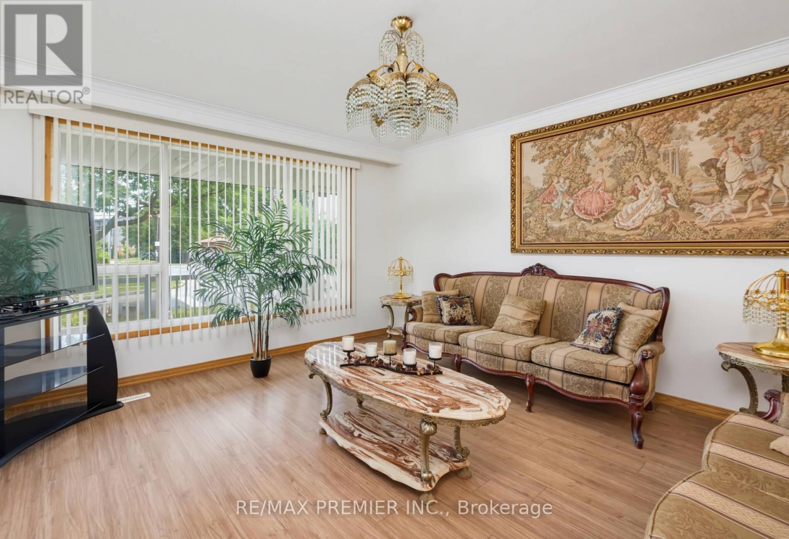 27 Whitfield Avenue, Toronto, Ontario  M9L 1G2 - Photo 4 - W13709936