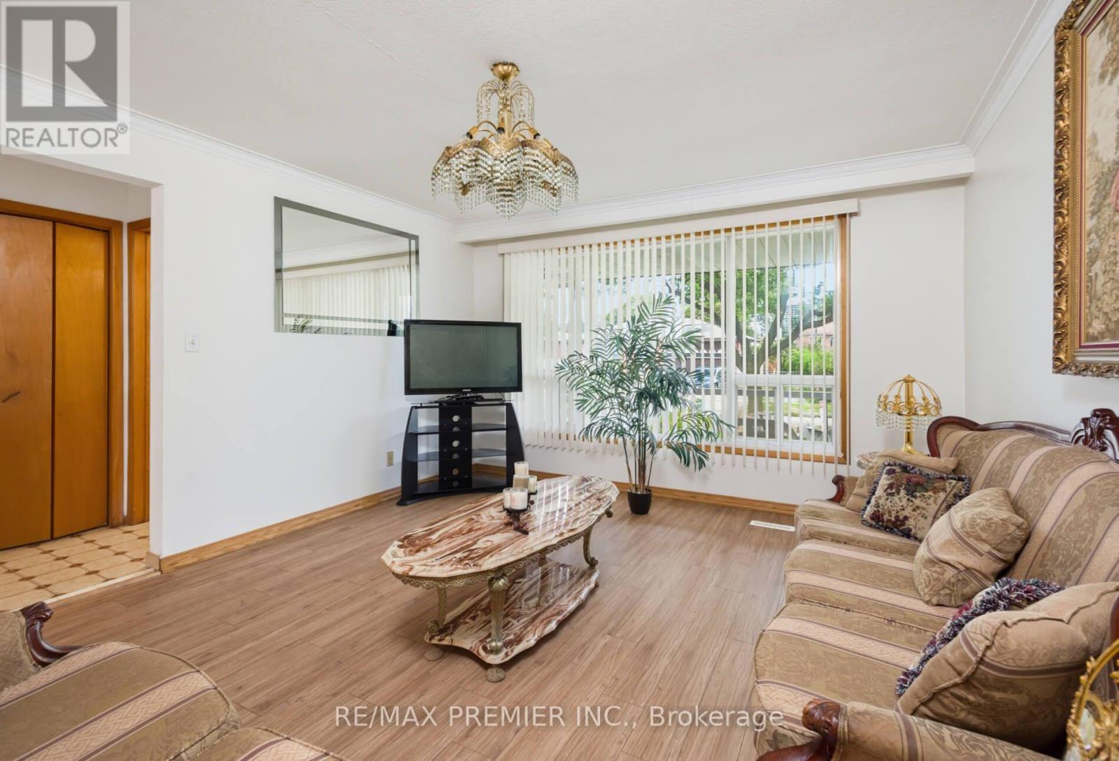 27 Whitfield Avenue, Toronto, Ontario  M9L 1G2 - Photo 5 - W13709936