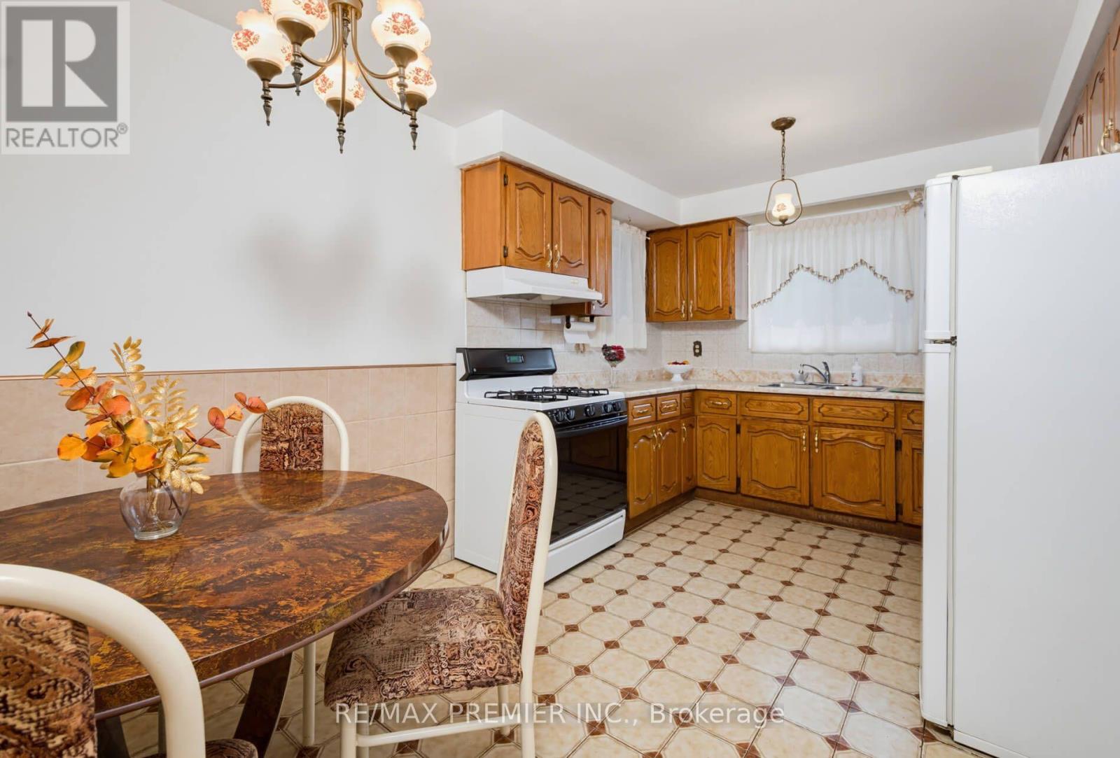 27 Whitfield Avenue, Toronto, Ontario  M9L 1G2 - Photo 8 - W13709936