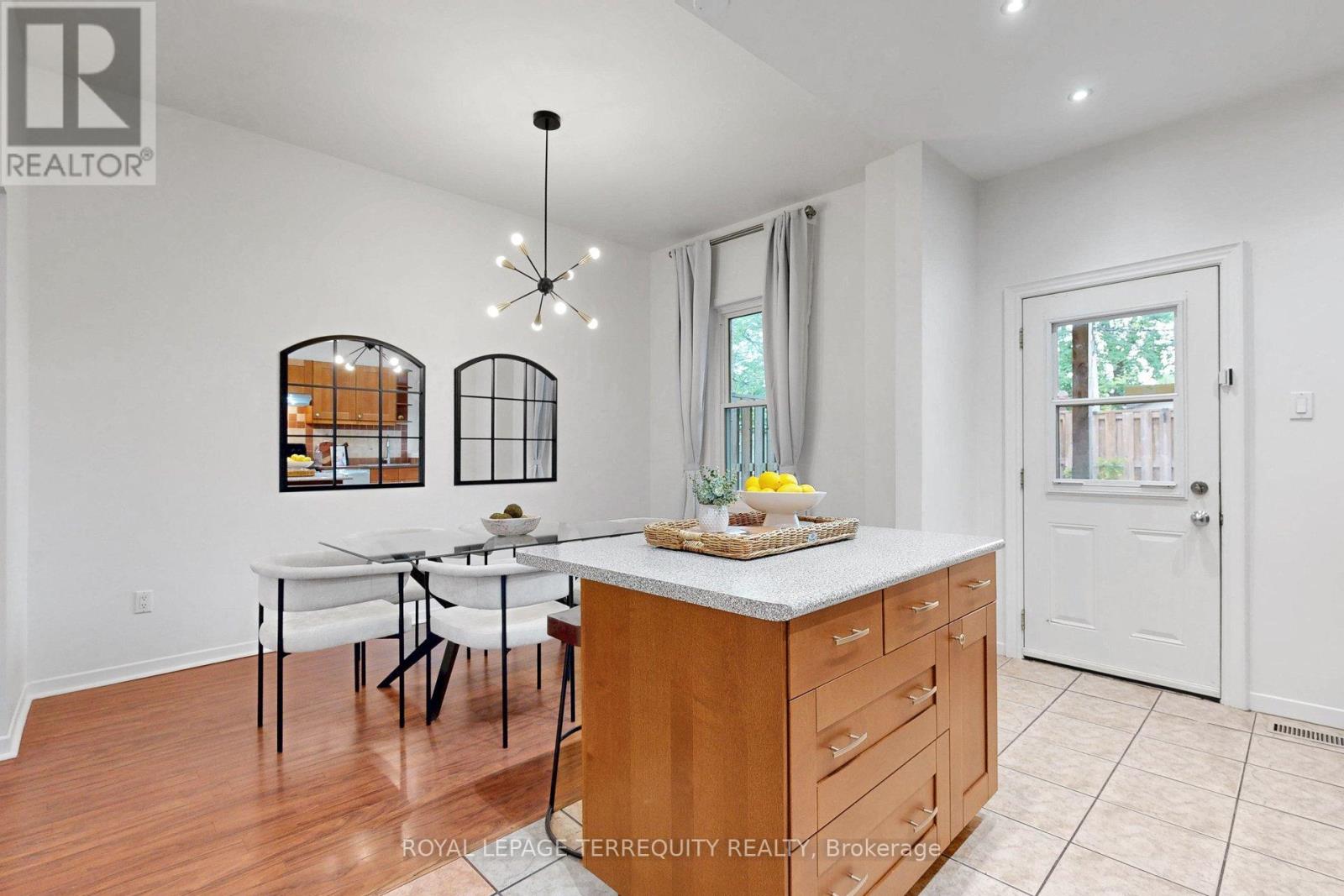 372 St Johns Road, Toronto, Ontario  M6S 2K8 - Photo 14 - W13710048