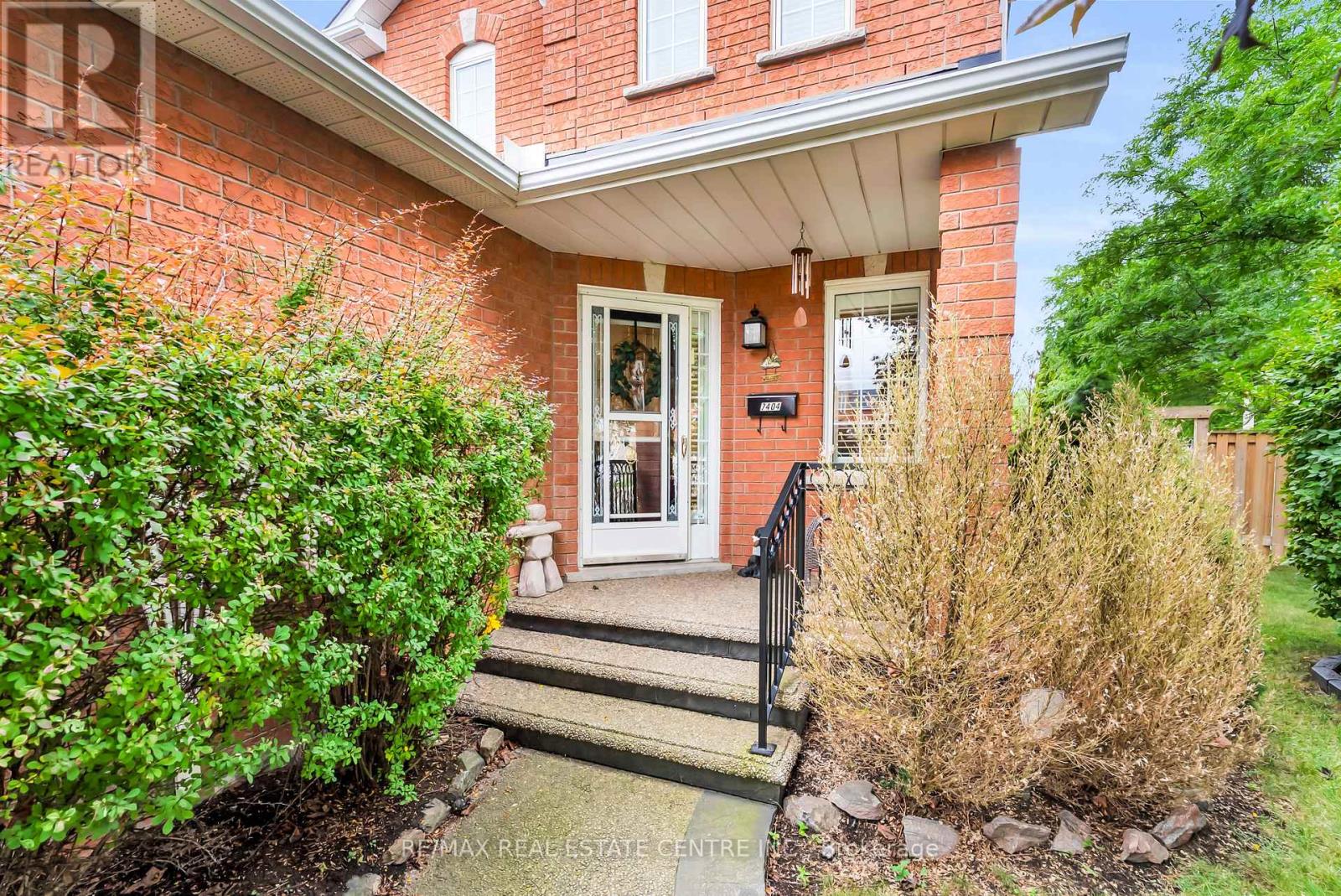 7404 Davemark Court, Mississauga, Ontario  L5N 7P3 - Photo 7 - W13710076