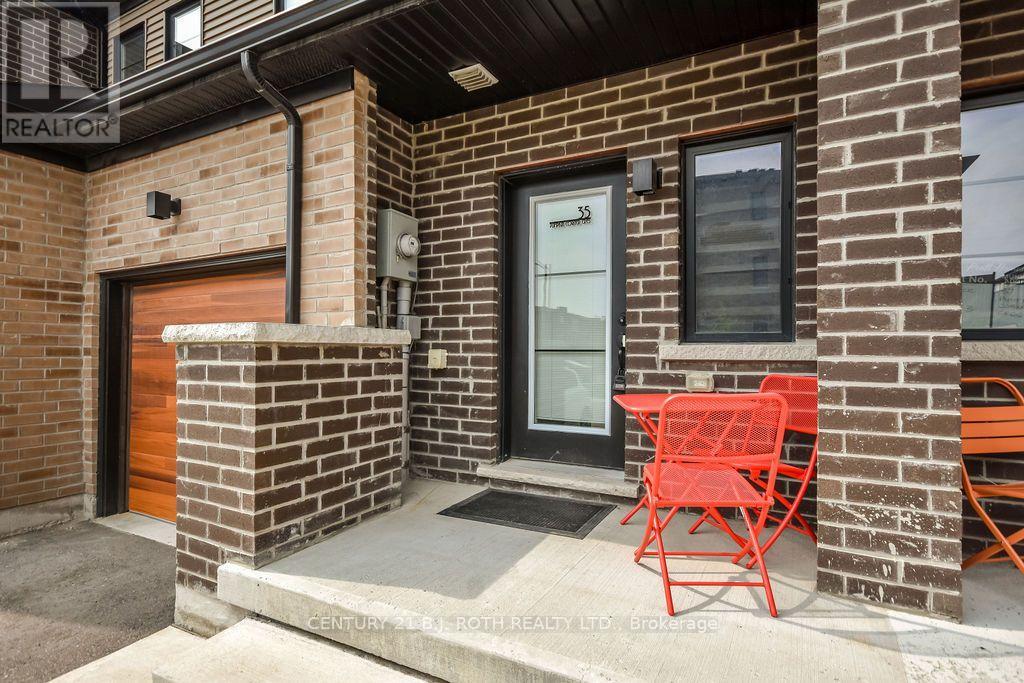 35 Pumpkin Corner Crescent, Barrie, Ontario  L9J 0T5 - Photo 2 - S13673944