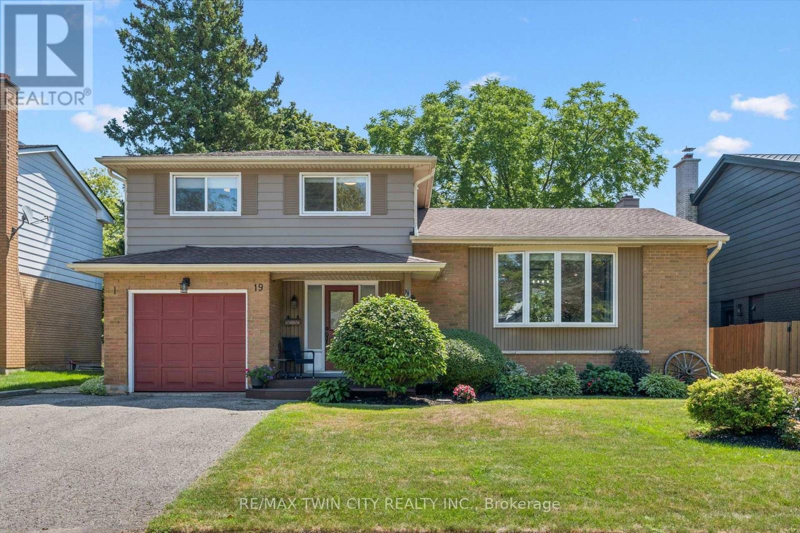 19 MCGARRY DRIVE, Kitchener, Ontario