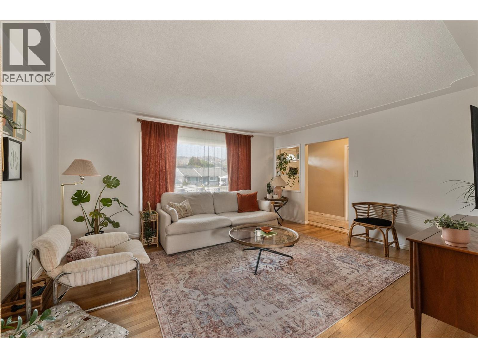 811 Martin Avenue, Kelowna, British Columbia  V1Y 6V4 - Photo 3 - 10396073