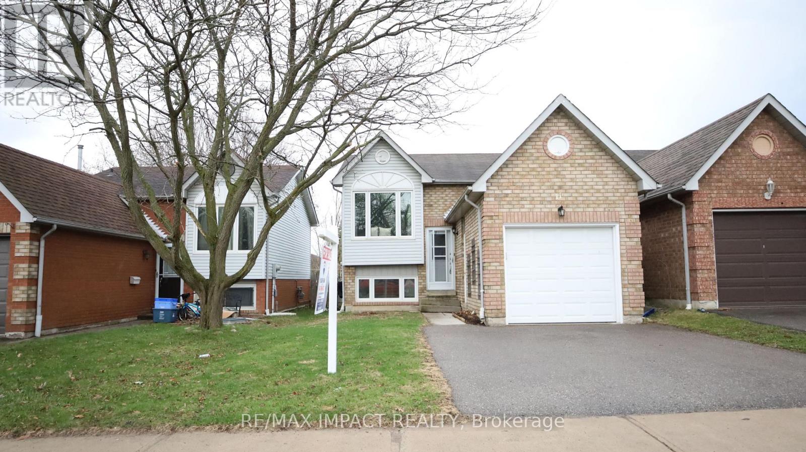 11 Fenwick Avenue, Clarington, Ontario  L1C 4R6 - Photo 2 - E13710288
