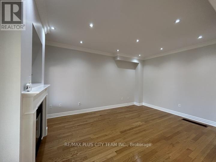 59 Trish Drive, Richmond Hill, Ontario  L4E 5C4 - Photo 3 - N13710202
