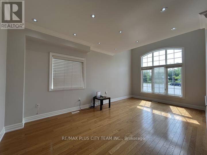 59 Trish Drive, Richmond Hill, Ontario  L4E 5C4 - Photo 5 - N13710202