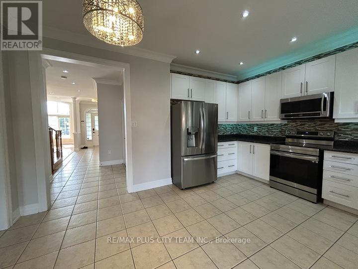 59 Trish Drive, Richmond Hill, Ontario  L4E 5C4 - Photo 8 - N13710202
