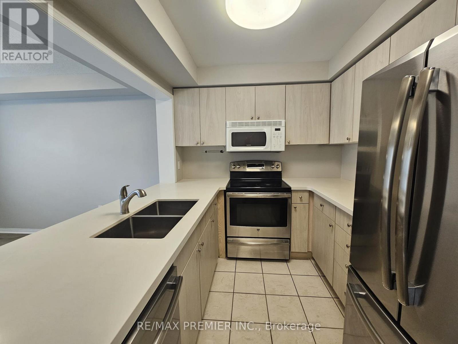 9 Lucena Crescent, Vaughan, Ontario  L6A 2W6 - Photo 4 - N13710216
