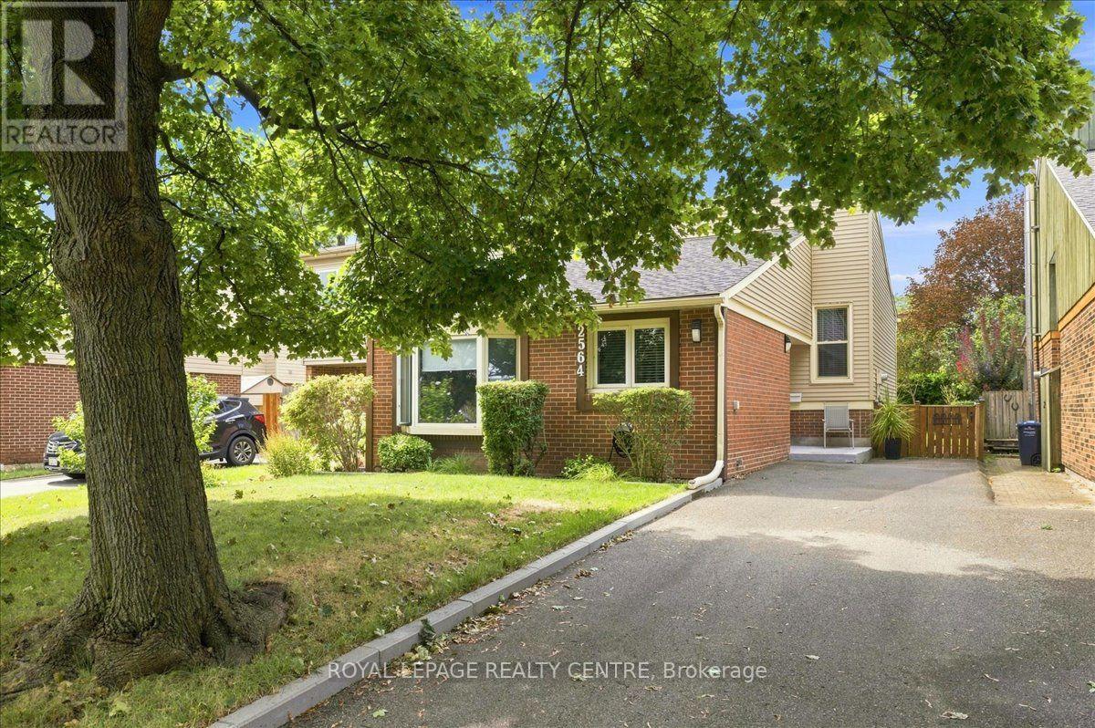 2564 Mainroyal Street, Mississauga, Ontario L5L 1C9 - Photo 2 - W13710274
