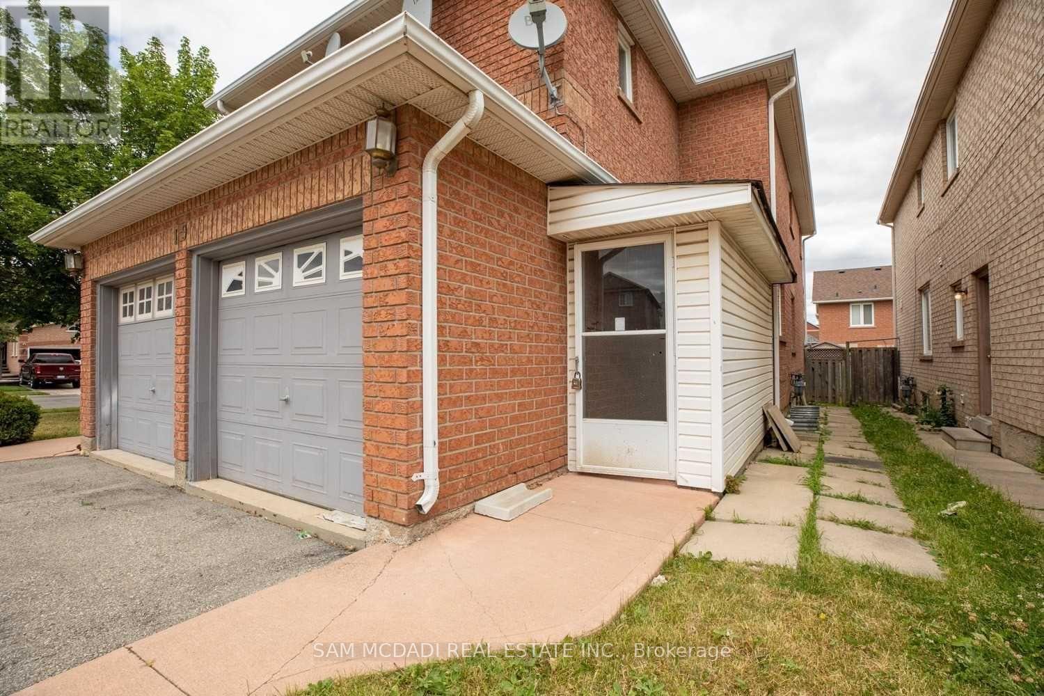 19 Sterritt Drive, Brampton, Ontario L6Y 5E4 - Photo 3 - W13710322
