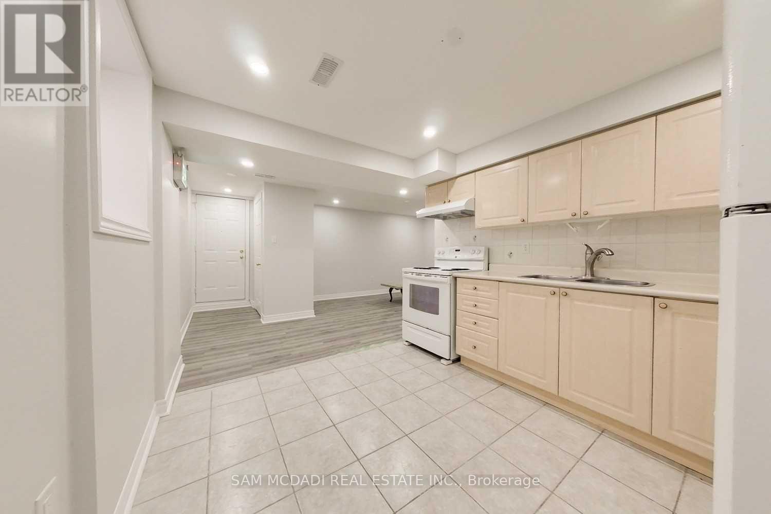 19 Sterritt Drive, Brampton, Ontario L6Y 5E4 - Photo 7 - W13710322