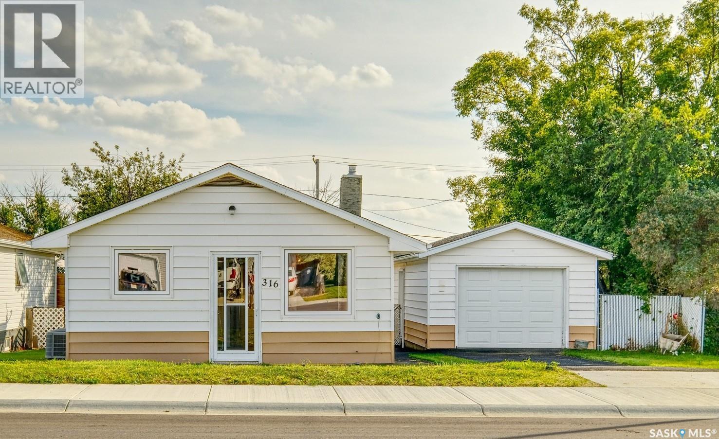 316 2nd AVENUE W, Biggar, Saskatchewan