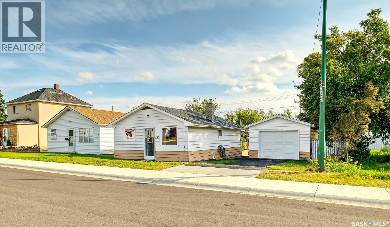 316 2nd Avenue W, Biggar, Saskatchewan  S0K 0M0 - Photo 2 - SK046399