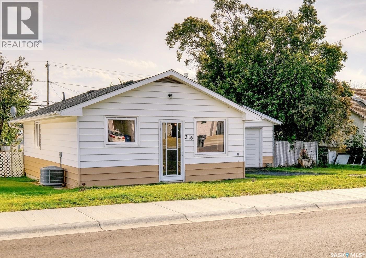 316 2nd Avenue W, Biggar, Saskatchewan  S0K 0M0 - Photo 22 - SK046399