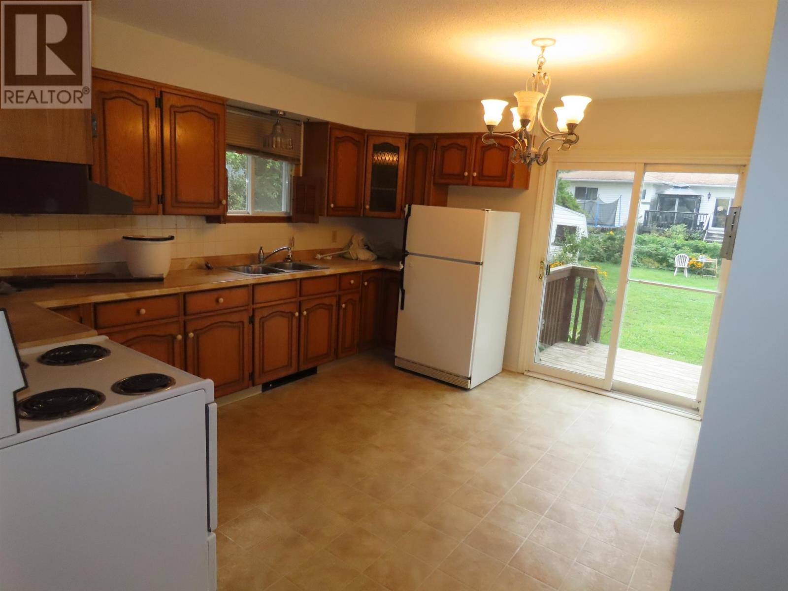 32 Breton Rd, Sault Ste Marie, Ontario  P6B 5W6 - Photo 2 - SM262291