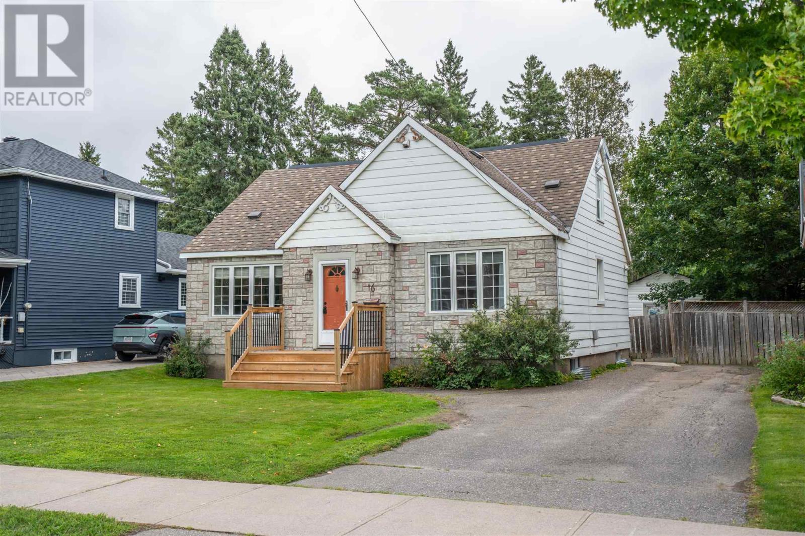 16 Retta St, Sault Ste. Marie, Ontario  P6A 4B8 - Photo 2 - SM262304