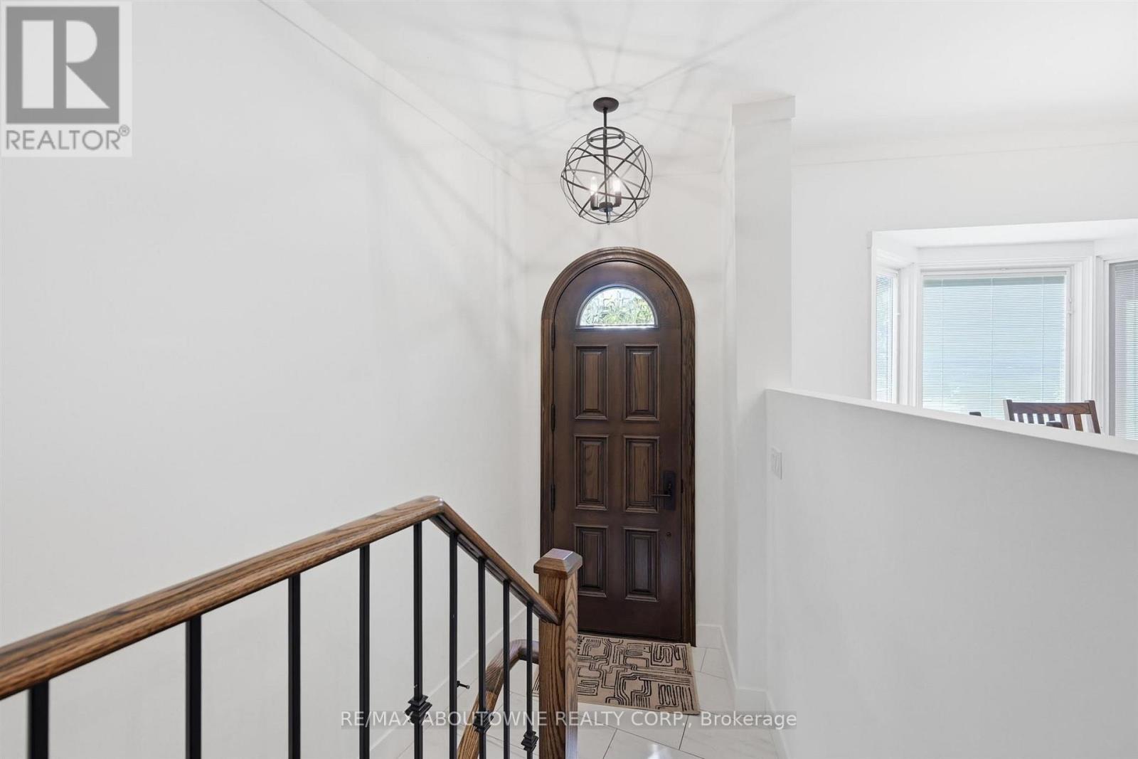 25 Southwind Terrace, Oakville, Ontario  L6L 6K6 - Photo 4 - W13621394