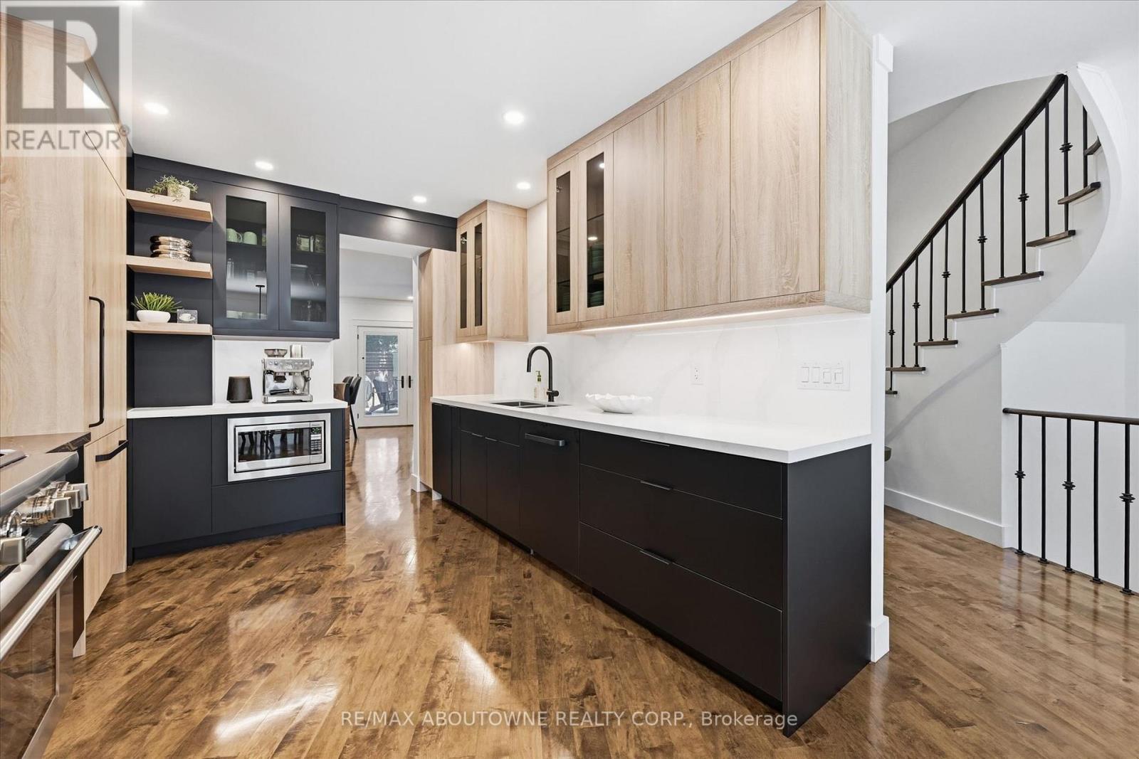 25 Southwind Terrace, Oakville, Ontario  L6L 6K6 - Photo 8 - W13621394