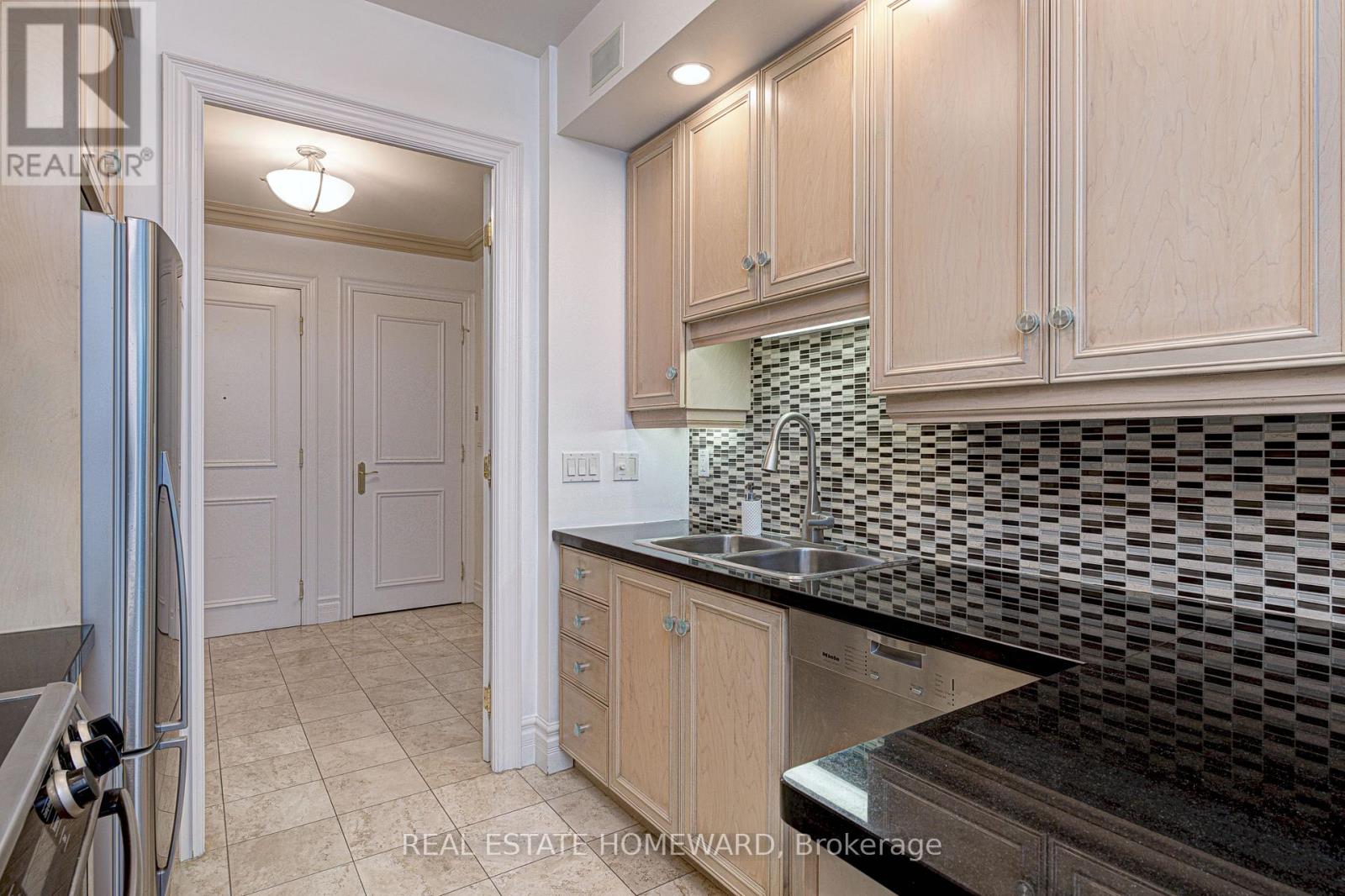 206 - 10 Old York Mills Road, Toronto, Ontario  M2P 2G9 - Photo 5 - C13710420