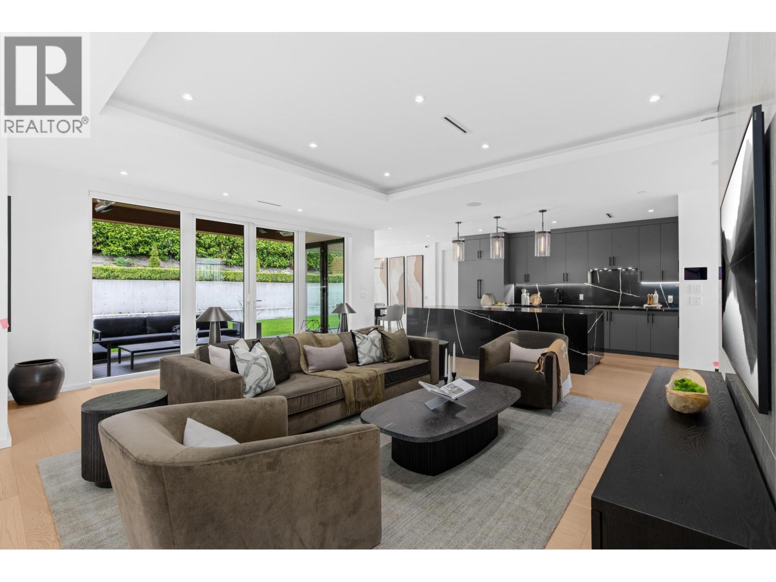 976 Melbourne Avenue, North Vancouver, British Columbia  V7R 1N9 - Photo 4 - R3113565