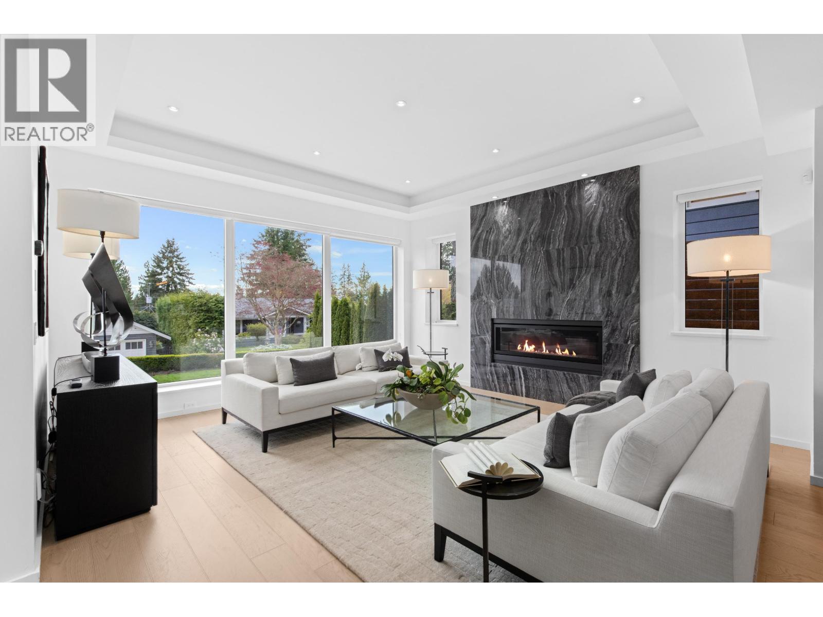 976 Melbourne Avenue, North Vancouver, British Columbia  V7R 1N9 - Photo 2 - R3113565