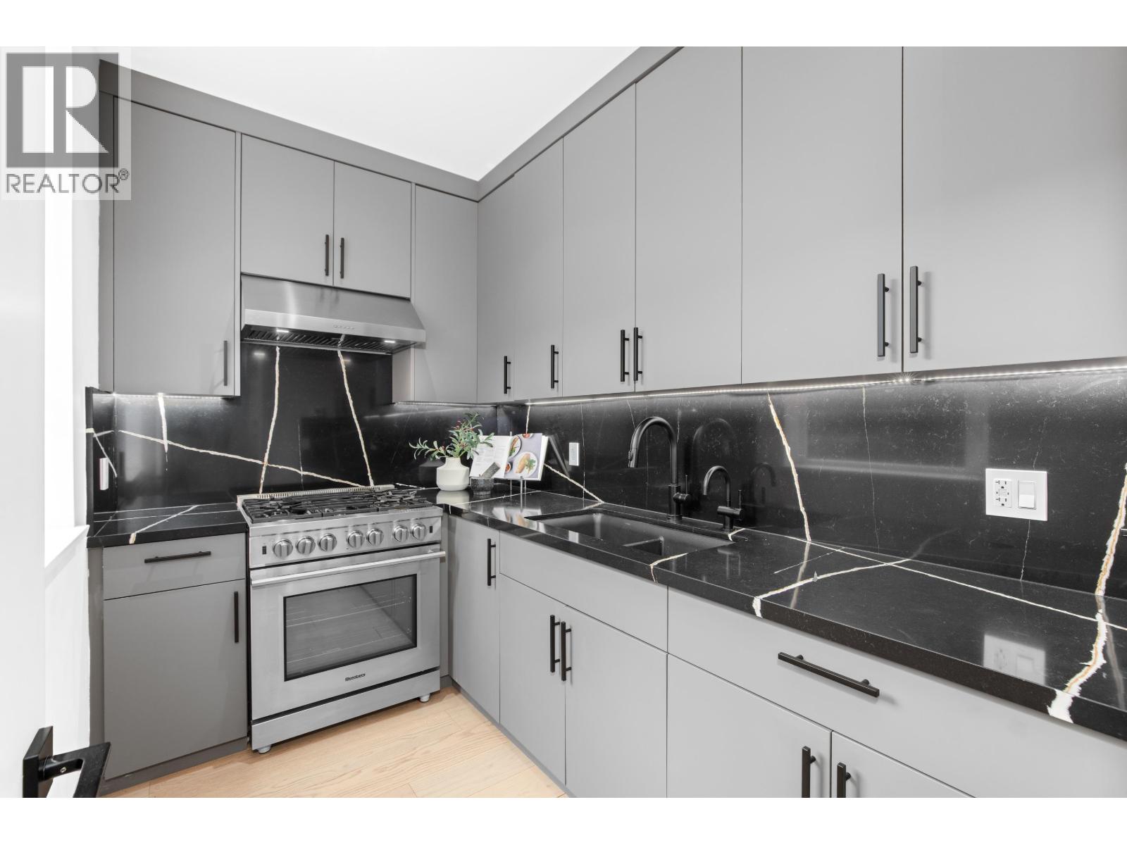 976 Melbourne Avenue, North Vancouver, British Columbia  V7R 1N9 - Photo 8 - R3113565