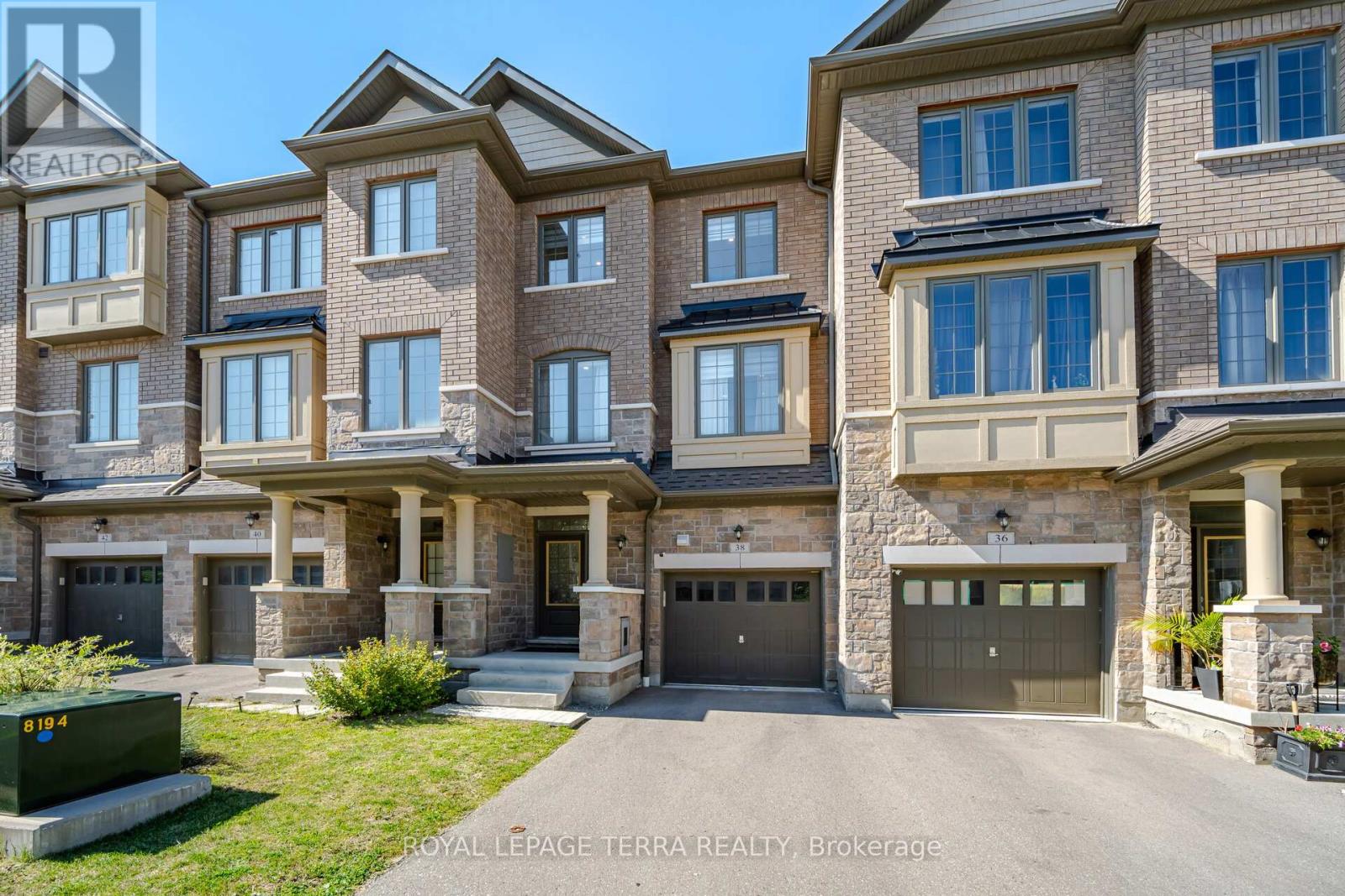 38 HALLMARK WAY, Whitby, Ontario