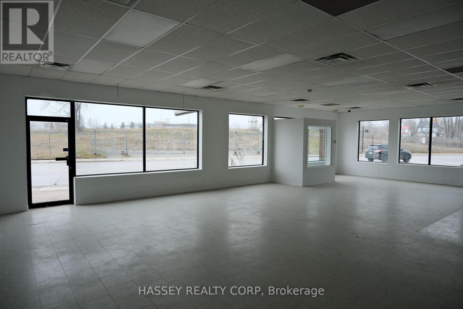 29-31 Bradford Street, Barrie (City Centre), Ontario  L4N 3A7 - Photo 4 - S13710536