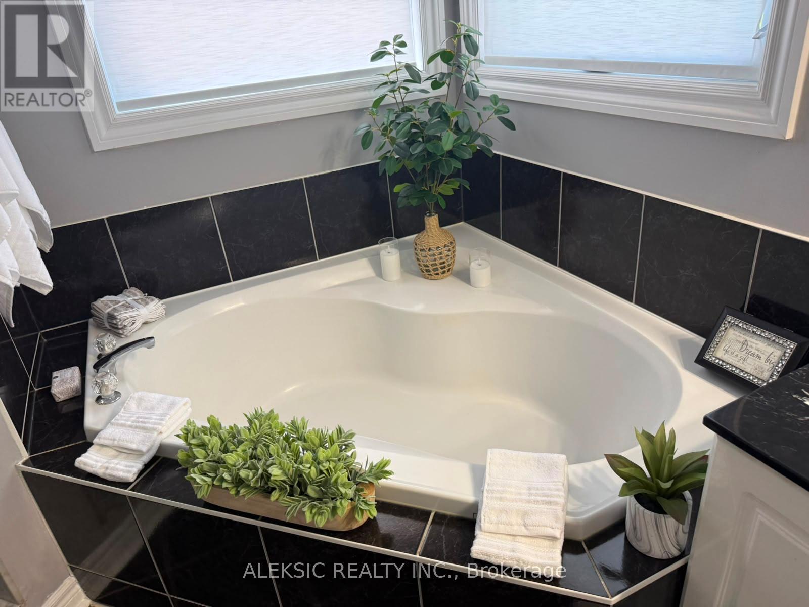 33 Hillpath Crescent, Brampton, Ontario L6Z 4T7 - Photo 27 - W13646328