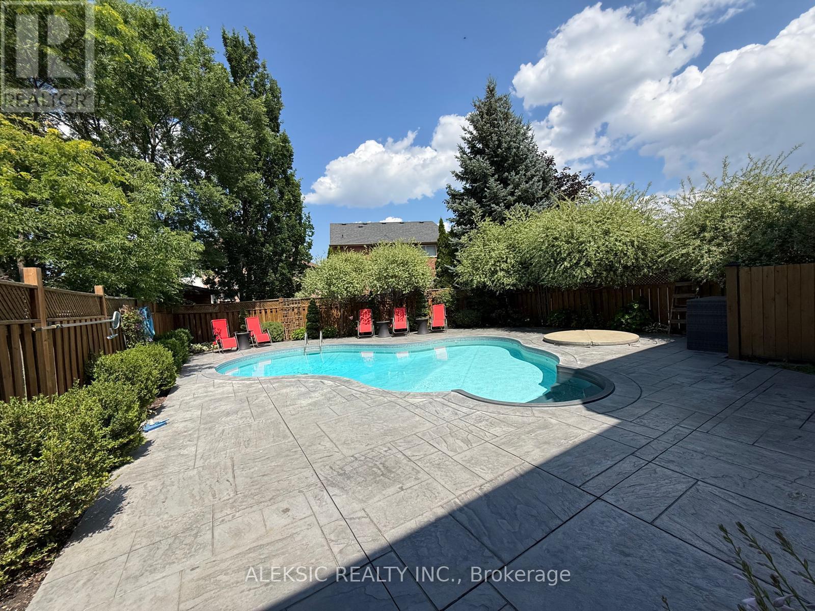 33 Hillpath Crescent, Brampton, Ontario L6Z 4T7 - Photo 3 - W13646328
