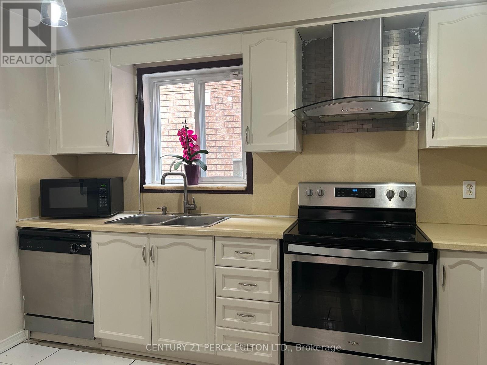 13 Purdy Crescent, Toronto, Ontario  M9N 3X8 - Photo 5 - W13710394