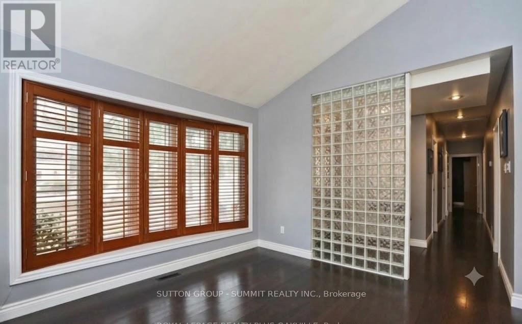 1065 Bomorda Drive, Oakville, Ontario  L6H 1Y3 - Photo 3 - W13710494