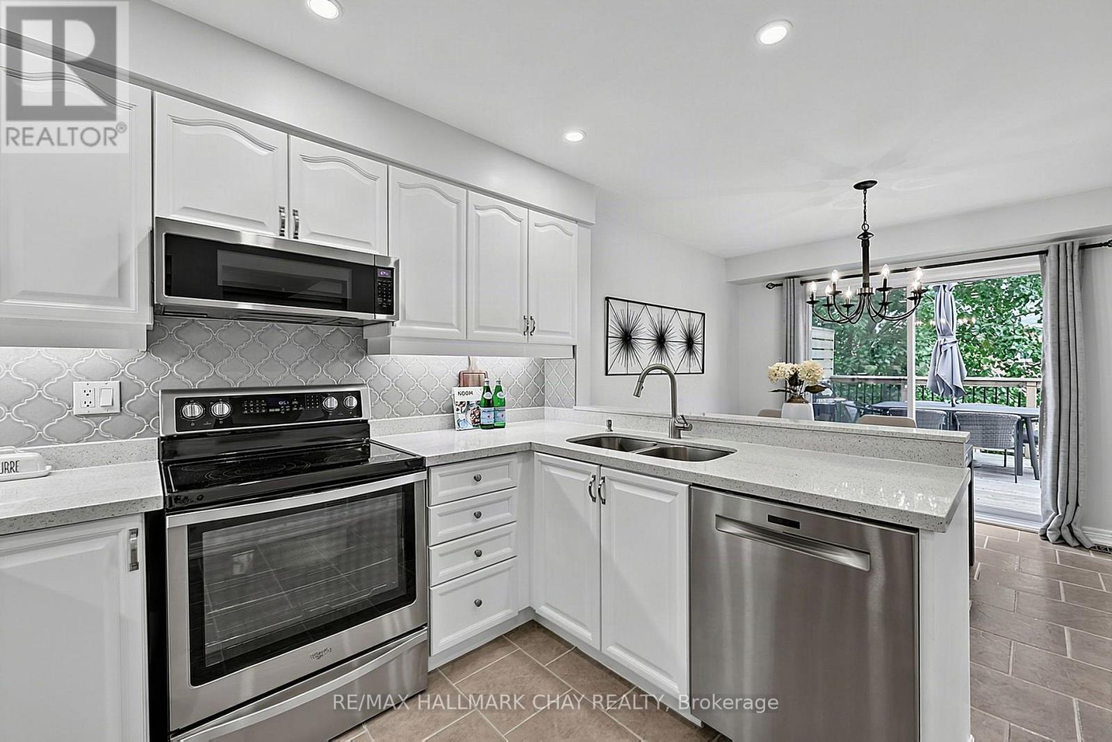 109 Noble Drive, Bradford West Gwillimbury, Ontario  L3Z 3B5 - Photo 4 - N13710496