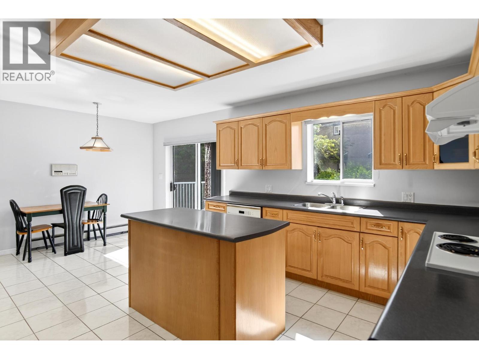 7505 Manzanita Place, Burnaby, British Columbia  V3N 4X1 - Photo 9 - R3133658
