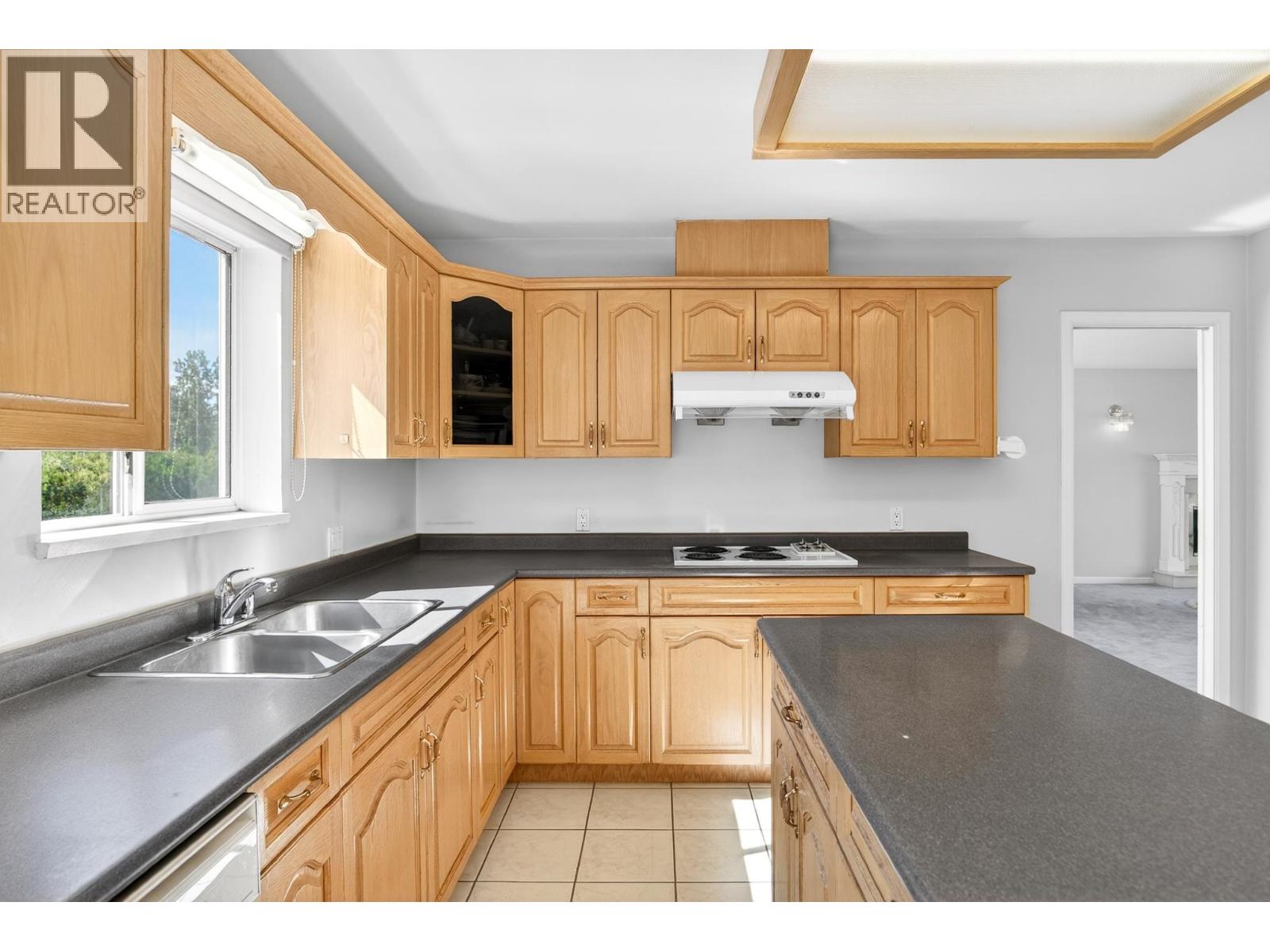 7505 Manzanita Place, Burnaby, British Columbia  V3N 4X1 - Photo 8 - R3133658