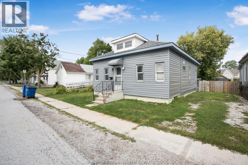 320 Lafontaine Street, Wallaceburg, Ontario  N8A 4H9 - Photo 2 - 26020621
