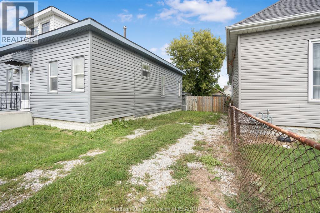 320 Lafontaine Street, Wallaceburg, Ontario  N8A 4H9 - Photo 3 - 26020621