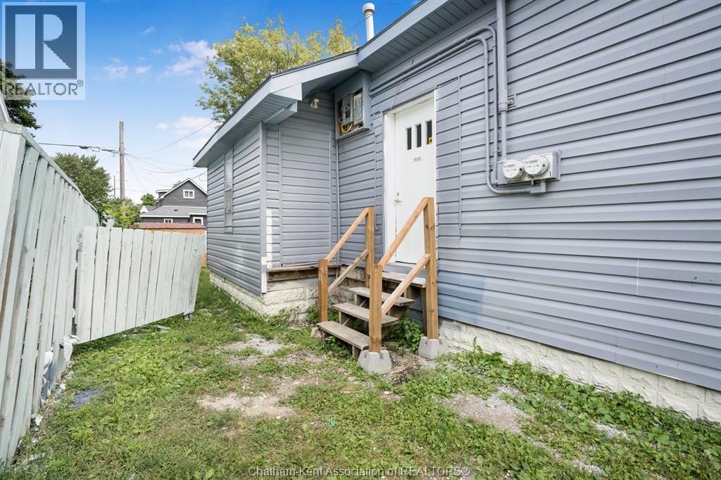 320 Lafontaine Street, Wallaceburg, Ontario  N8A 4H9 - Photo 4 - 26020621