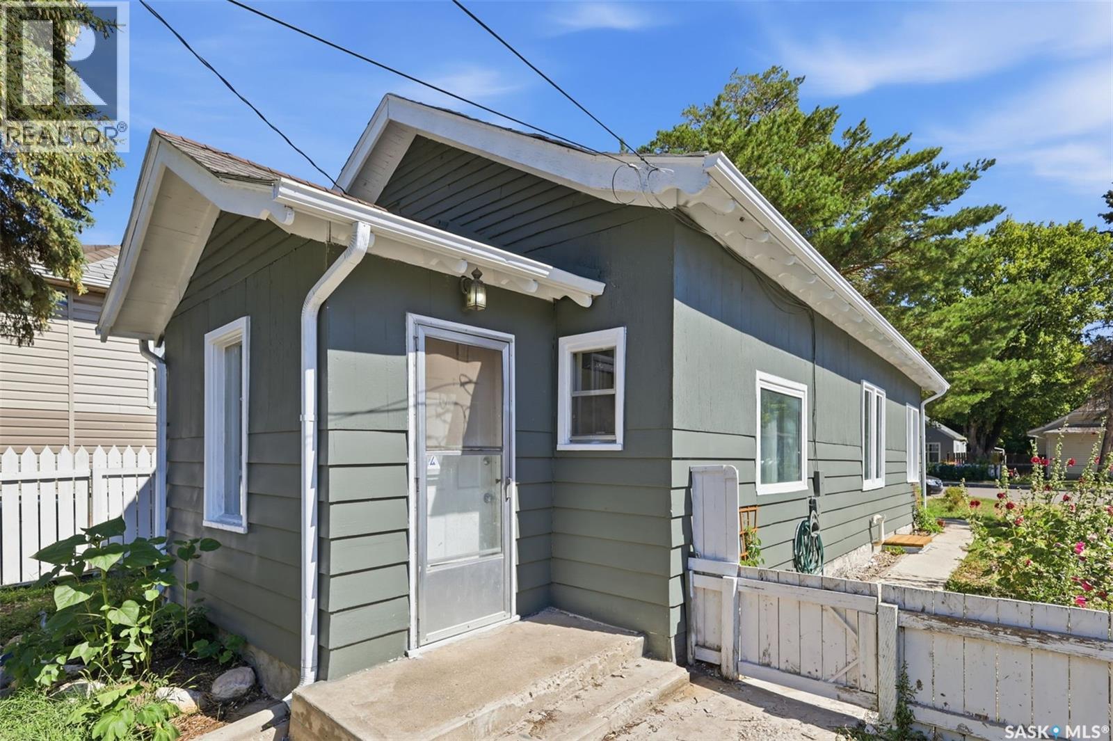325 M Avenue N, Saskatoon, Saskatchewan  S7L 2S4 - Photo 1 - SK046506
