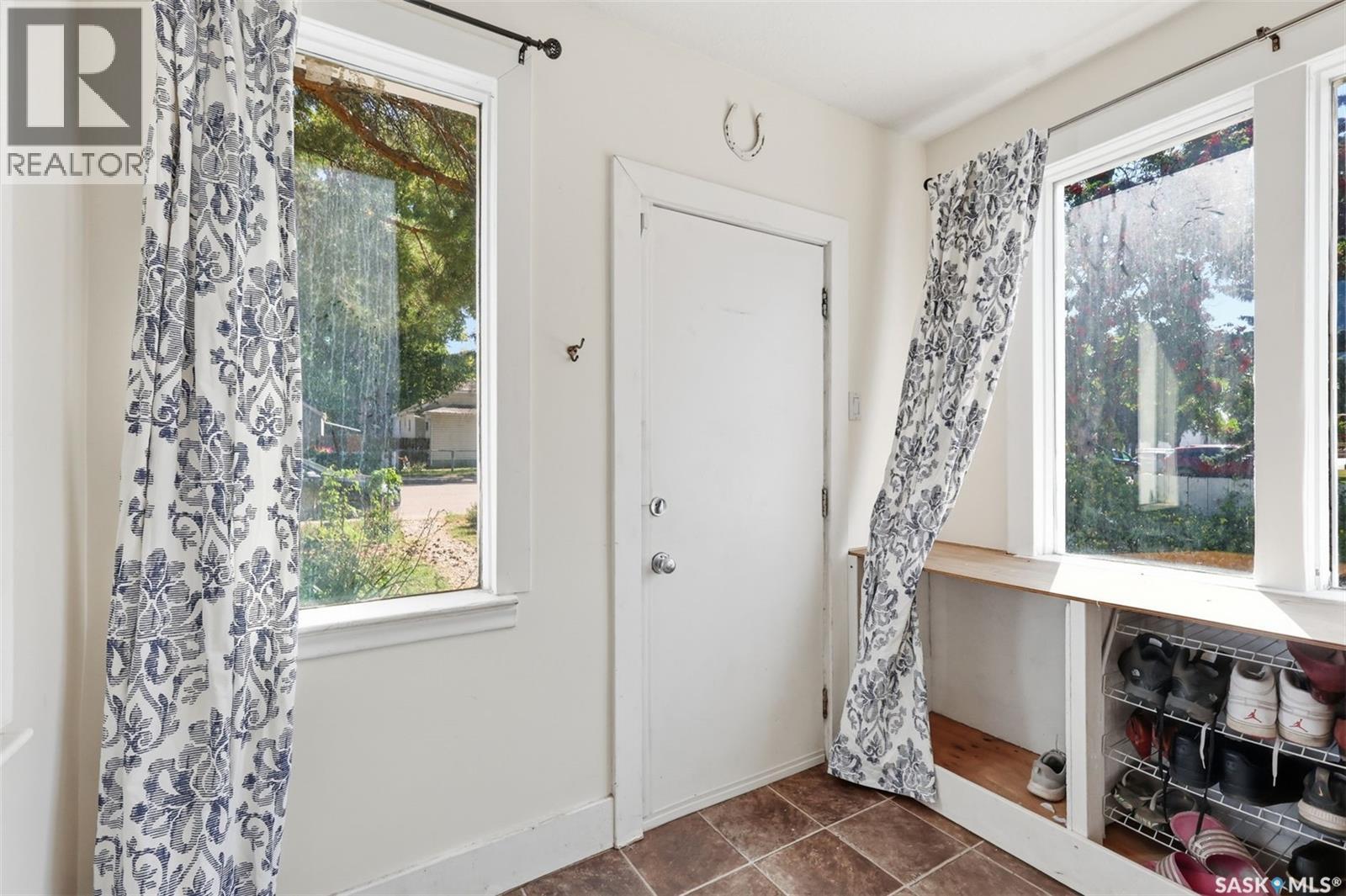 325 M Avenue N, Saskatoon, Saskatchewan  S7L 2S4 - Photo 3 - SK046506