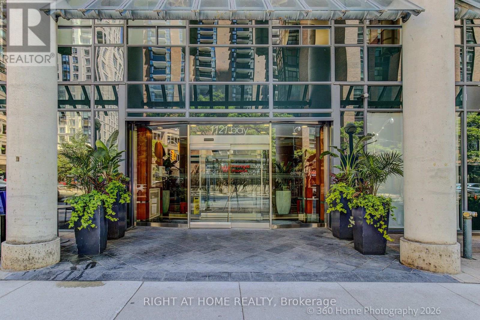 1907 - 1121 Bay Street, Toronto, Ontario  M5S 2B3 - Photo 2 - C13710846