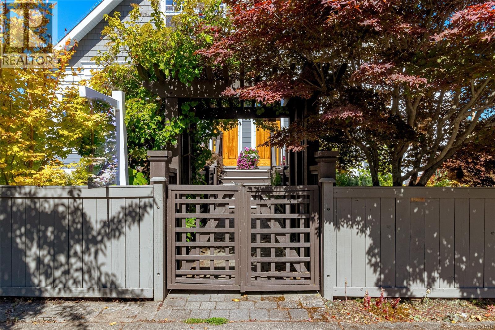 376 Sylvia St, Victoria, British Columbia  V8V 1C6 - Photo 2 - 1047774