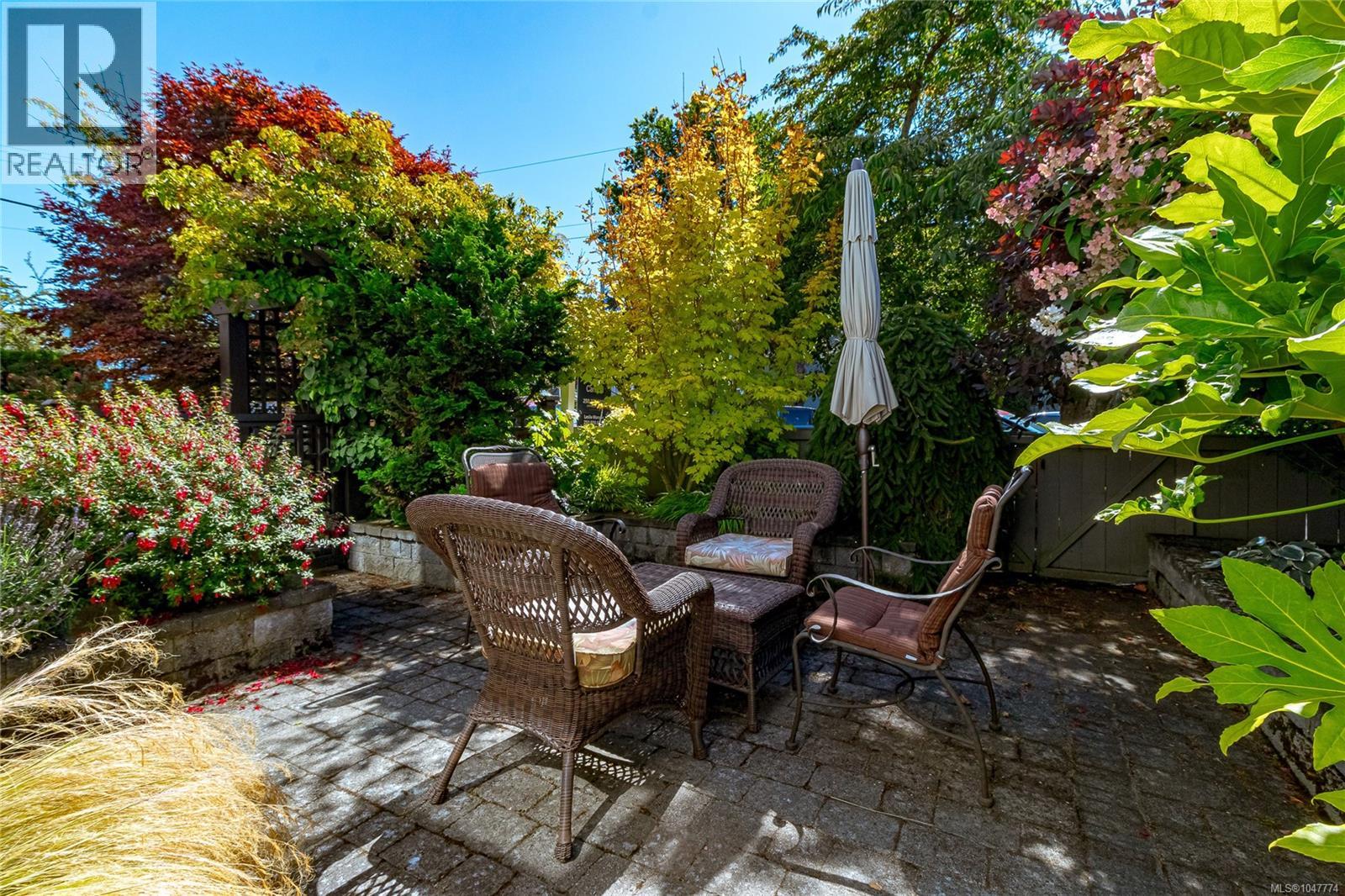 376 Sylvia St, Victoria, British Columbia  V8V 1C6 - Photo 3 - 1047774